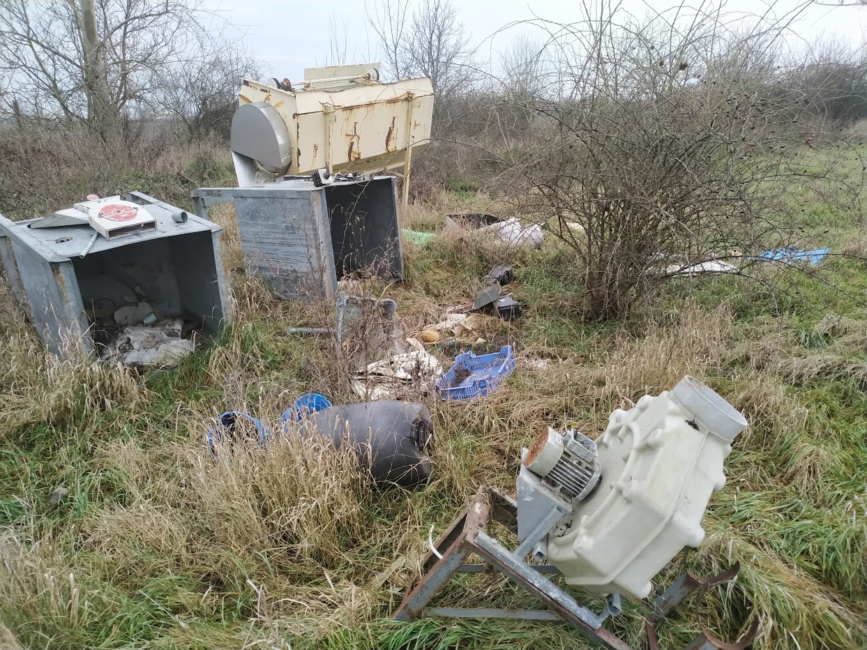 Terület takarítás, szemét elhordás, sitt, beton, tégla darálás
